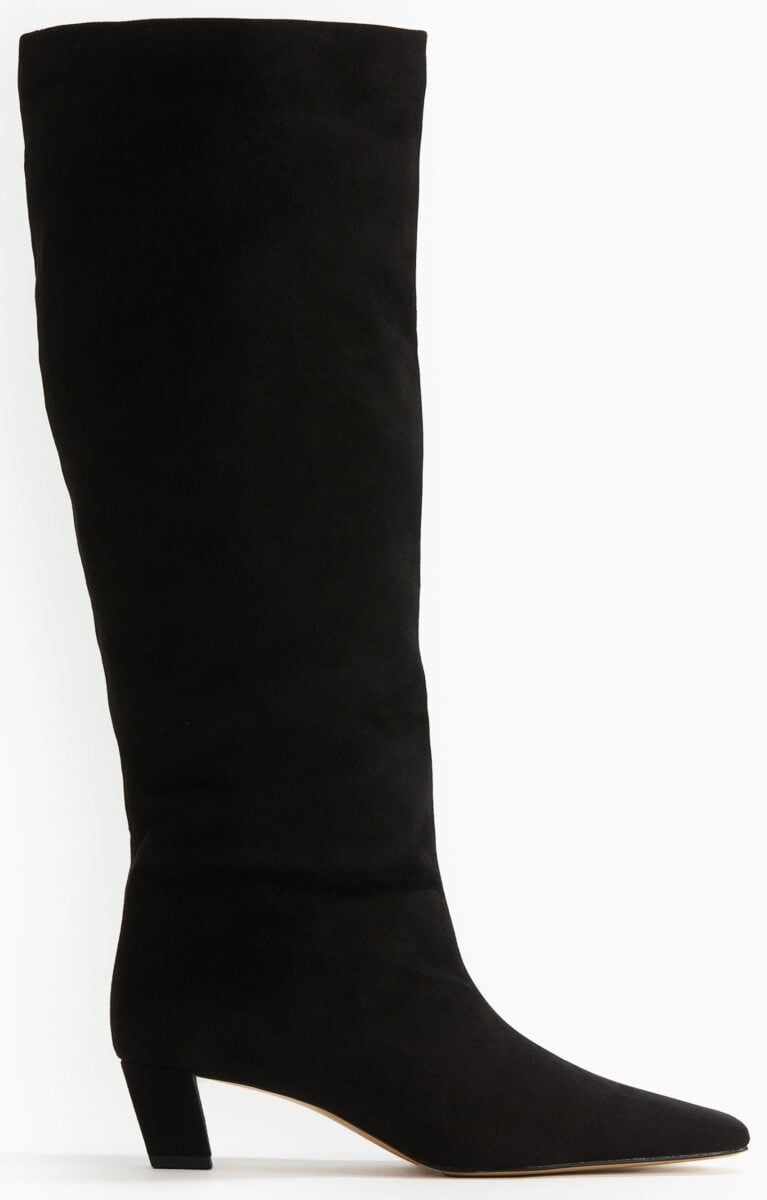 Gli stivali kitten heel si confermano le scarpe più glam (e sexy) della mezza stagione