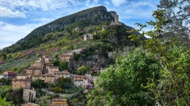 Il Borgo dell’Umbria incastonato tra le gole della Valnerina che affascina con la sua storia millenaria