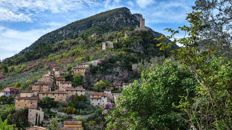 Il Borgo dell’Umbria incastonato tra le gole della Valnerina che affascina con la sua storia millenaria