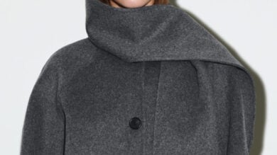I capispalla con sciarpa sono il trend comfy chic (anche) dell’Autunno 2025