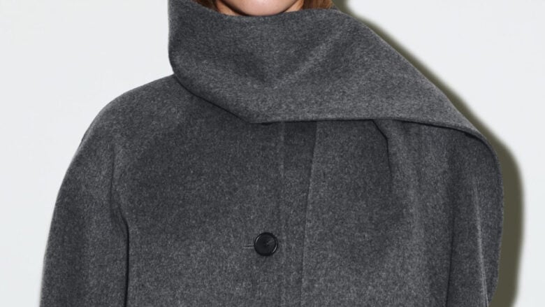 I capispalla con sciarpa sono il trend comfy chic (anche) dell’Autunno 2025
