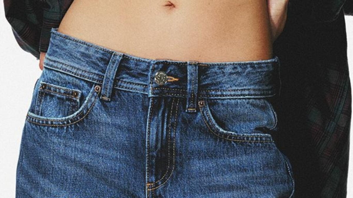 Il ritorno dei jeans a vita bassa: 5 modelli che dettano tendenza ora