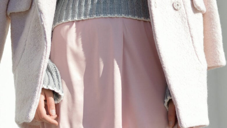 Rosa e grigio, la combo moda più chic dell’Autunno 2025: ecco 4 look da copiare…