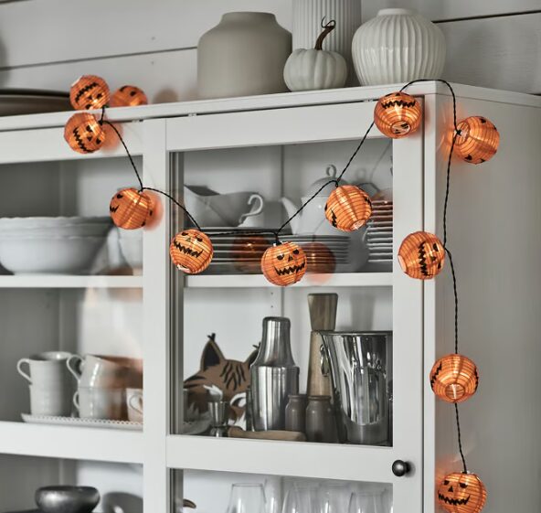 Decorazioni IKEA per Halloween 2025: stile e atmosfera con la linea KUSTFYR