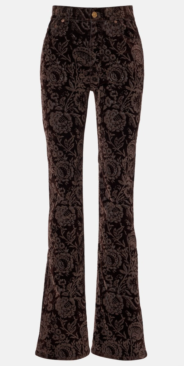 I pantaloni di velluto sono il trend glam chic del momento I pantaloni di velluto sono il trend glam chic del momento
