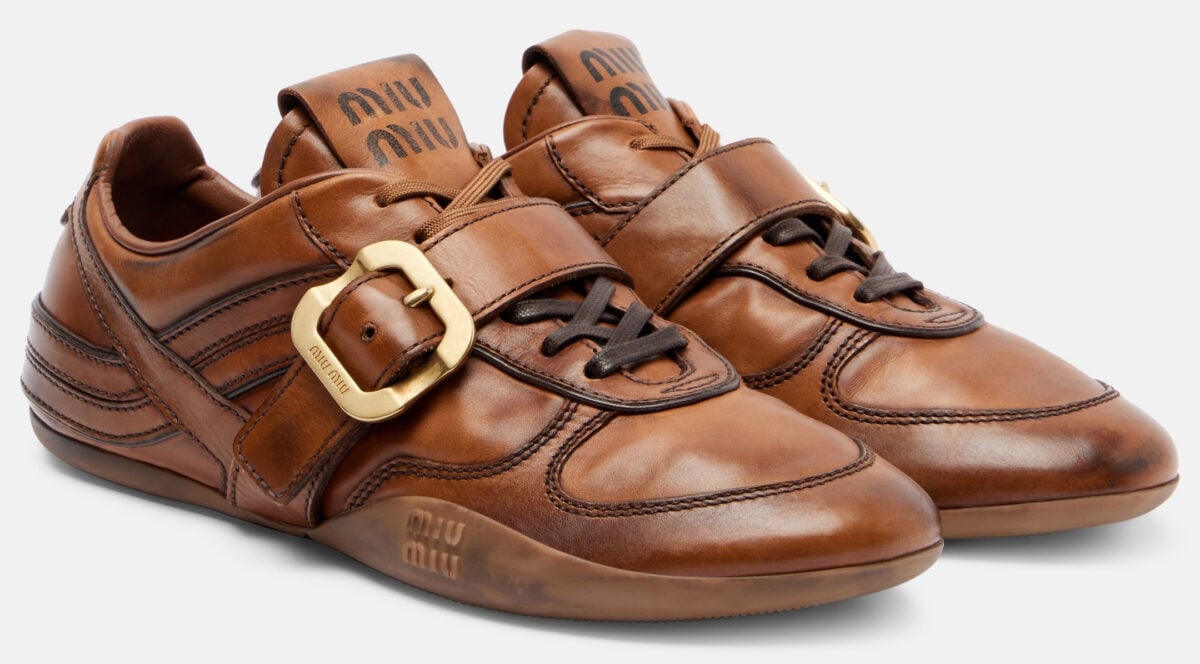 Le sneakers marroni si confermano il trend sporty glam anche di questo Autunno Le sneakers marroni si confermano il trend sporty glam anche di questo Autunno