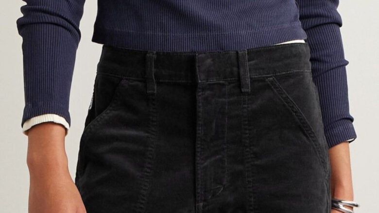 I pantaloni di velluto sono il trend glam chic del momento