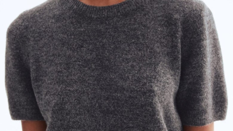 Sono i pullover a mezze maniche il capo chiave della mezza stagione