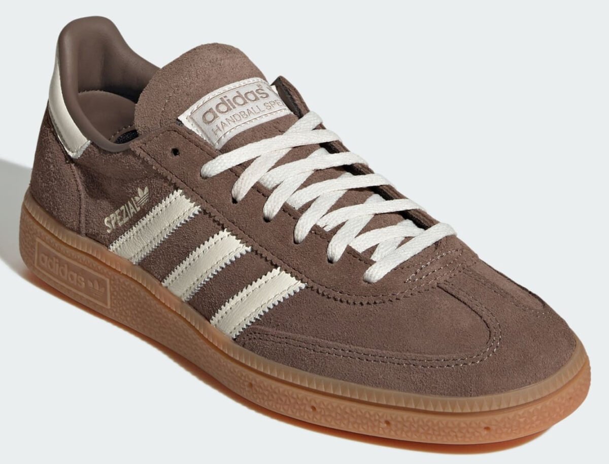 Le sneakers marroni si confermano il trend sporty glam anche di questo Autunno Le sneakers marroni si confermano il trend sporty glam anche di questo Autunno