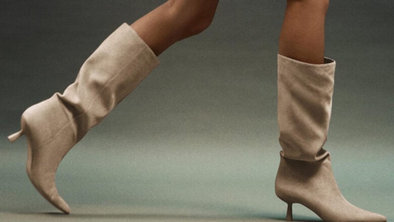 Gli stivali kitten heel si confermano le scarpe più glam (e sexy) della mezza stagione
