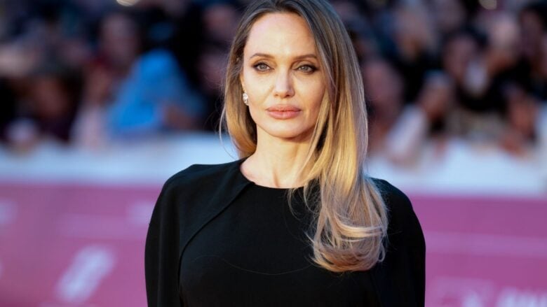 Angelina Jolie si conferma regina di eleganza alla Festa del Cinema di Roma 2025 con l’abito cappa total black
