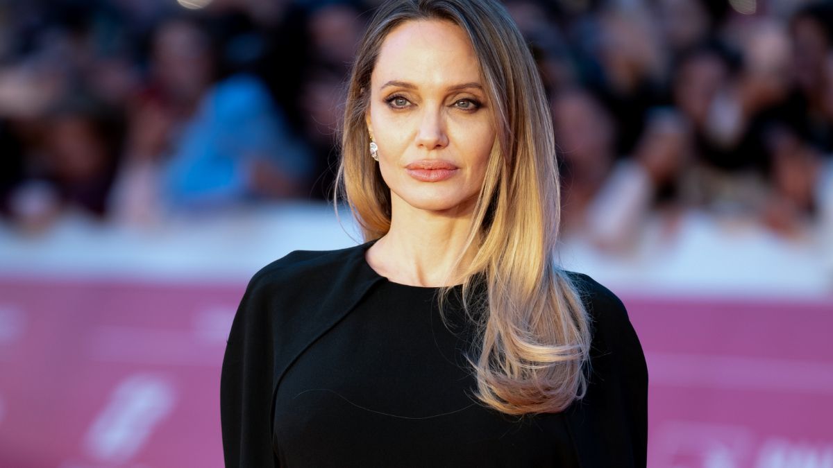 Angelina Jolie si conferma regina di eleganza alla Festa del Cinema di Roma 2025 con l’abito cappa total black