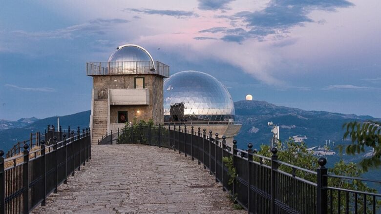 Da questo borgo della Basilicata la vista è davvero eccezionale (e non solo quella)