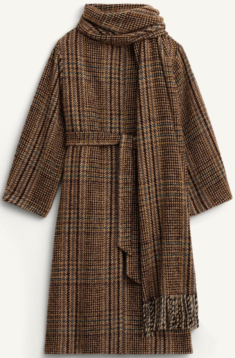 I capispalla con sciarpa sono il trend comfy chic (anche) dell’Autunno 2025 I capispalla con sciarpa sono il trend comfy chic (anche) dell’Autunno 2025