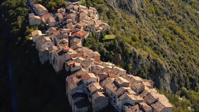 Ottobre è il mese perfetto per visitare questo Borgo abruzzese che ispirò anche Escher…