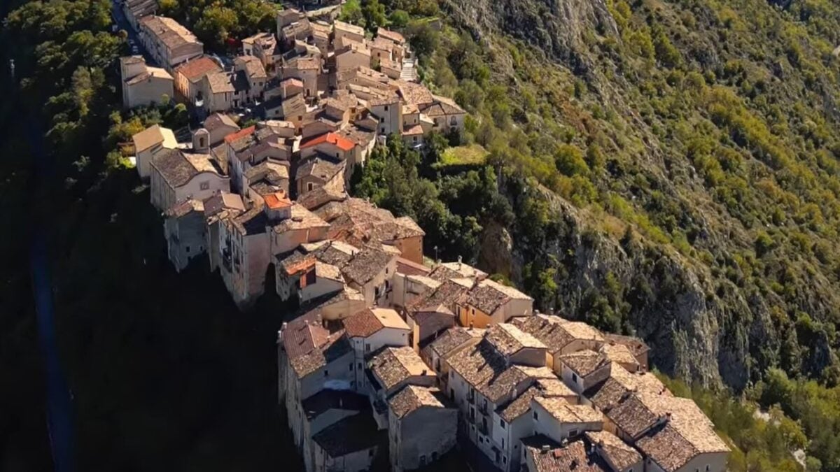 Ottobre è il mese perfetto per visitare questo Borgo abruzzese che ispirò anche Escher…