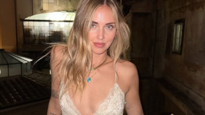 Chiara Ferragni segue il trend del momento con l’abito lingerie: ma il suo è griffato, quanto costa?