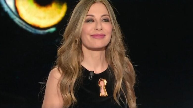 Francesca Fagnani debutta nella nuova stagione di Belve con un Look femminile e raffinato firmato Schiaparelli