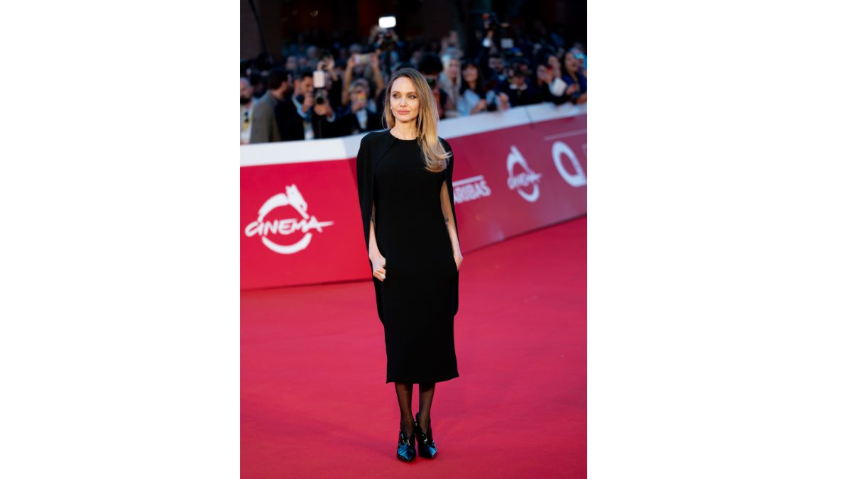 Angelina Jolie si conferma regina di eleganza alla Festa del Cinema di Roma 2025 con l’abito cappa total black Angelina Jolie si conferma regina di eleganza alla Festa del Cinema di Roma 2025 con l’abito cappa total black