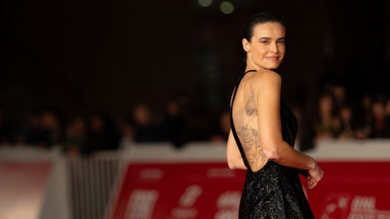 Kasia Smutniak non passa di certo inosservato al Roma Film Fest 2025 con un meraviglioso abito nero firmato Giorgio Armani
