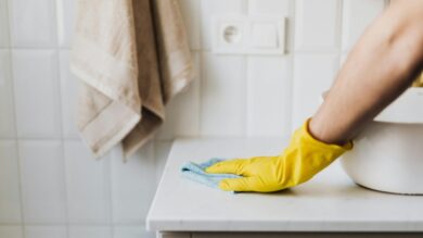 Stop a Calcare e Muffa: pulizia profonda del Bagno con rimedi naturali per l’Inverno