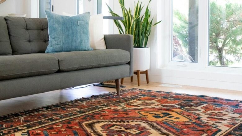 Come scegliere il tappeto perfetto per un soggiorno moderno: guida ai pattern e alle dimensioni