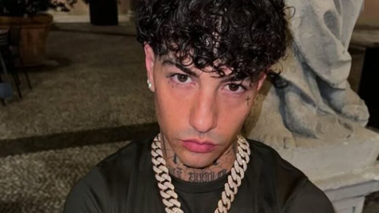 Tony Effe, da neo papà sfoggia l’orologio griffato da oltre 50 mila euro che è un omaggio alla piccola arrivata!