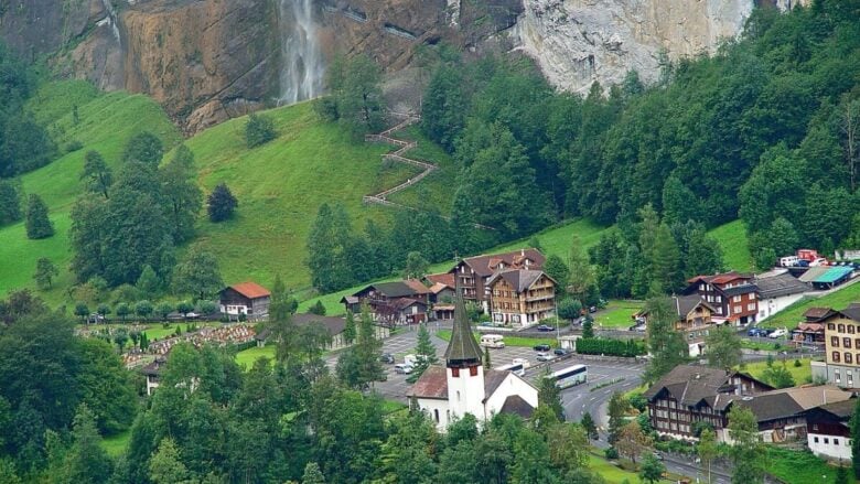 Questo villaggio svizzero e la sua valle omonima sono la meta perfetta per un break autunnale da sogno