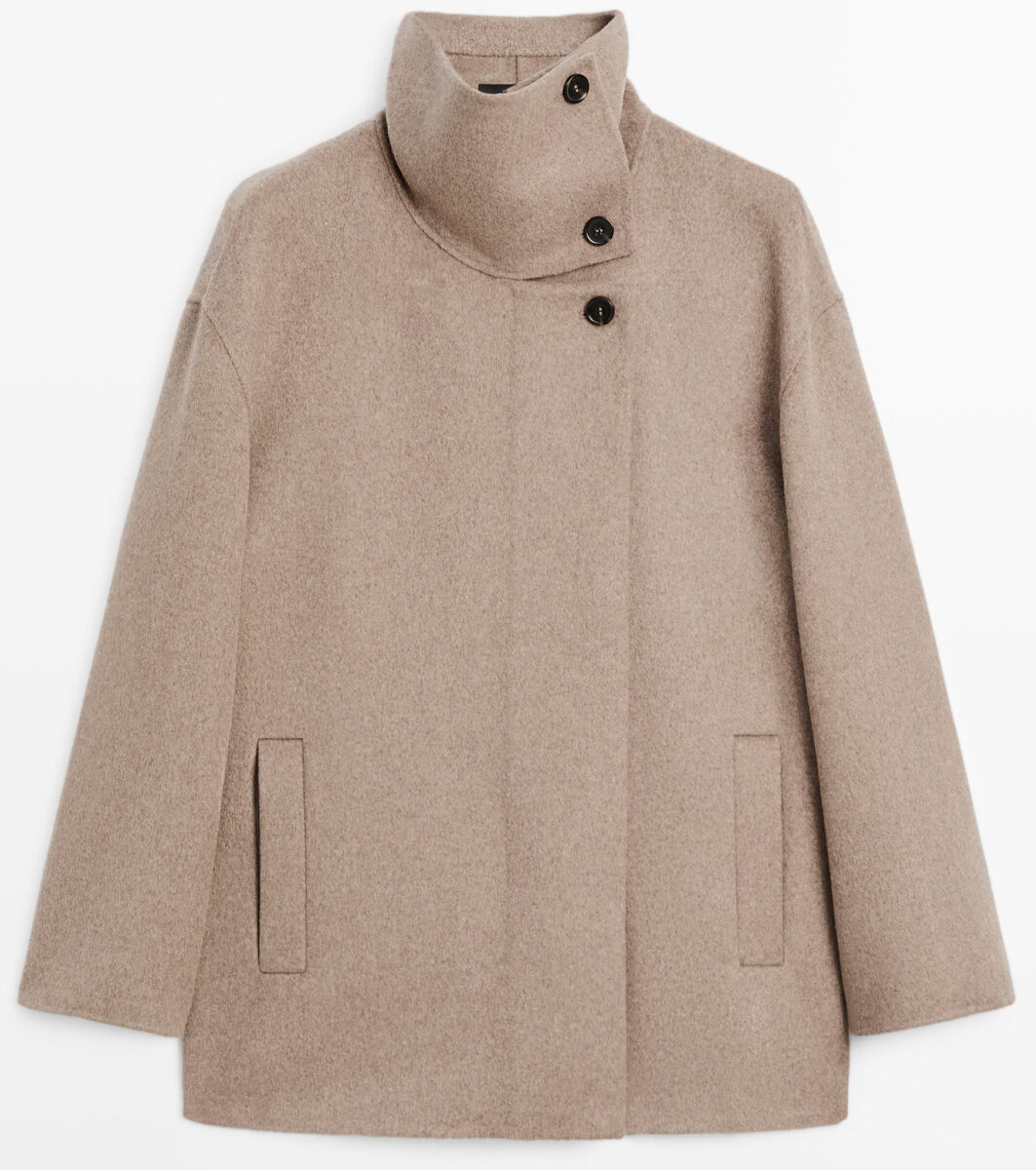 Collo a imbuto: il dettaglio che definisce le giacche must-have dell’autunno