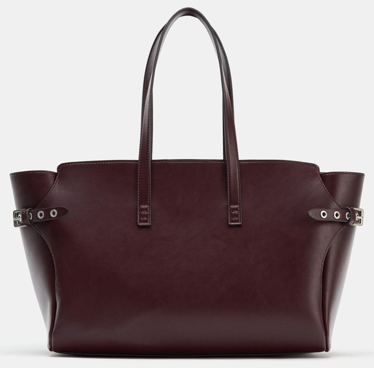 Le maxi borse bordeaux sono il feticcio comfy glam del momento Le maxi borse bordeaux sono il feticcio comfy glam del momento