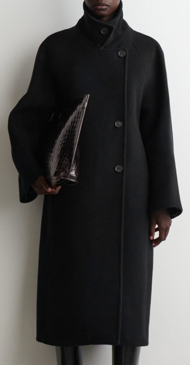 Collo a imbuto: il dettaglio che definisce le giacche must-have dell’autunno