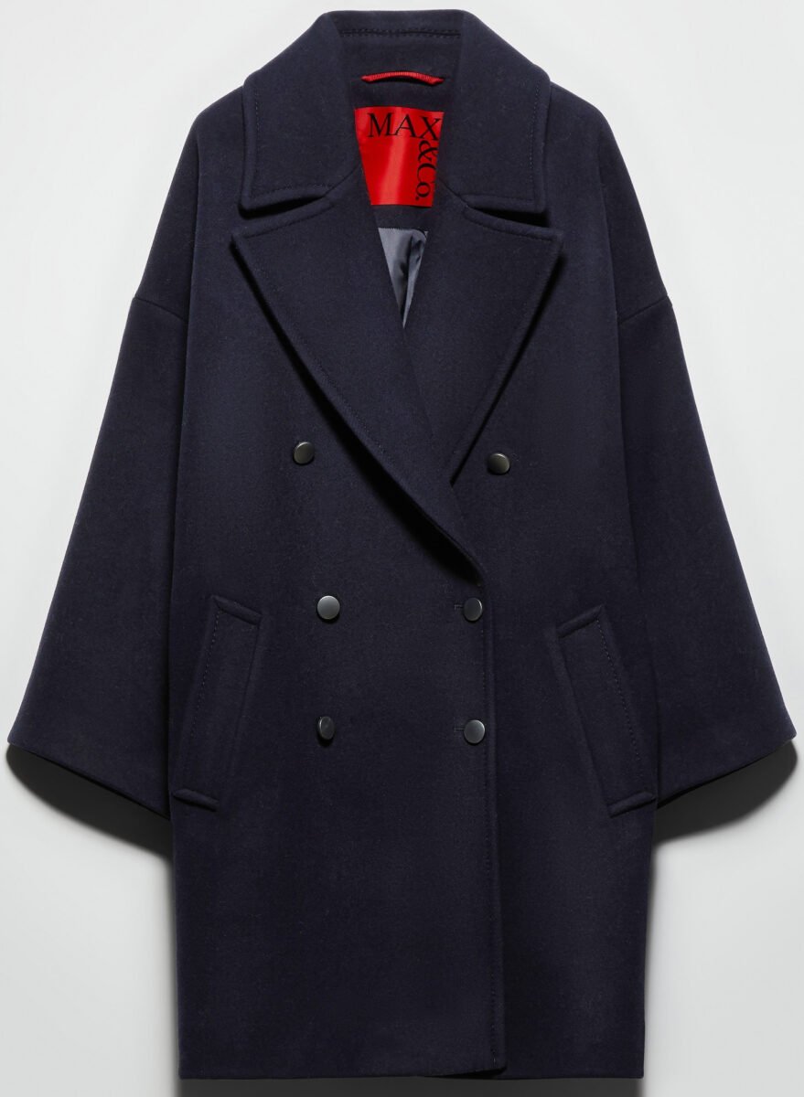 Il caban, elegante e chic, si conferma il cappotto protagonista dell’inverno 2025