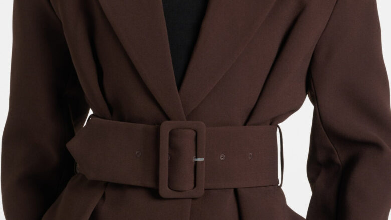 Eleganti e chic, i blazer marroni sono il pezzo forte dell’Inverno 2025