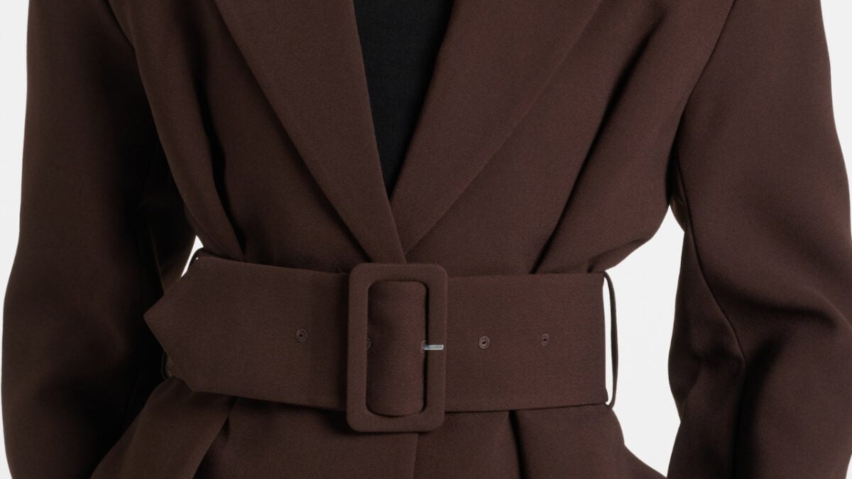 Eleganti e chic, i blazer marroni sono il pezzo forte dell’Inverno 2025