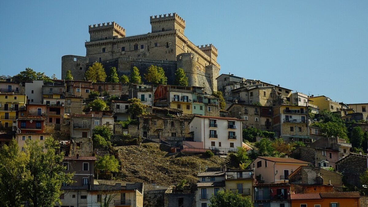 Un borgo medievale e il suo castello: Celano in Abruzzo è davvero la meta da visitare questo autunno Un borgo medievale e il suo castello: Celano in Abruzzo è davvero la meta da visitare questo autunno