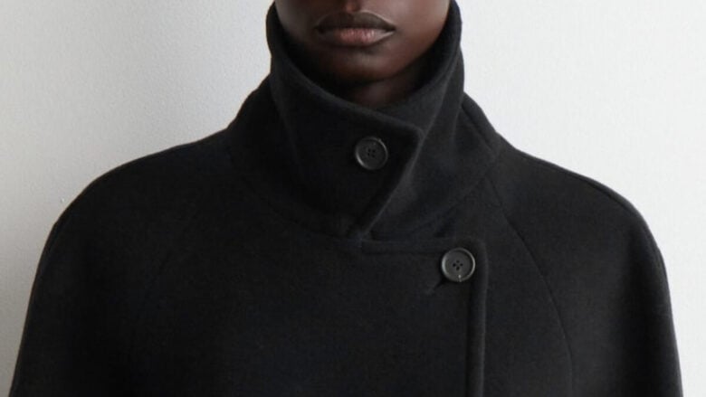 Collo a imbuto: il dettaglio che definisce le giacche must-have dell’autunno