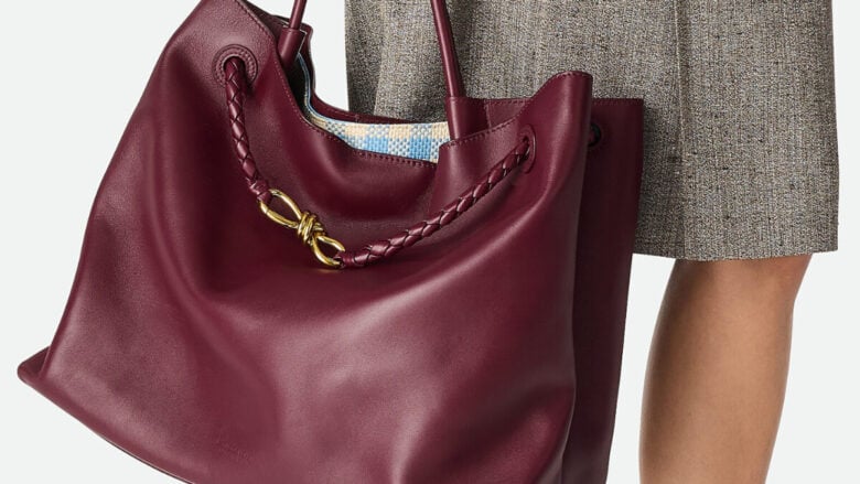Le maxi borse bordeaux sono il feticcio comfy glam del momento