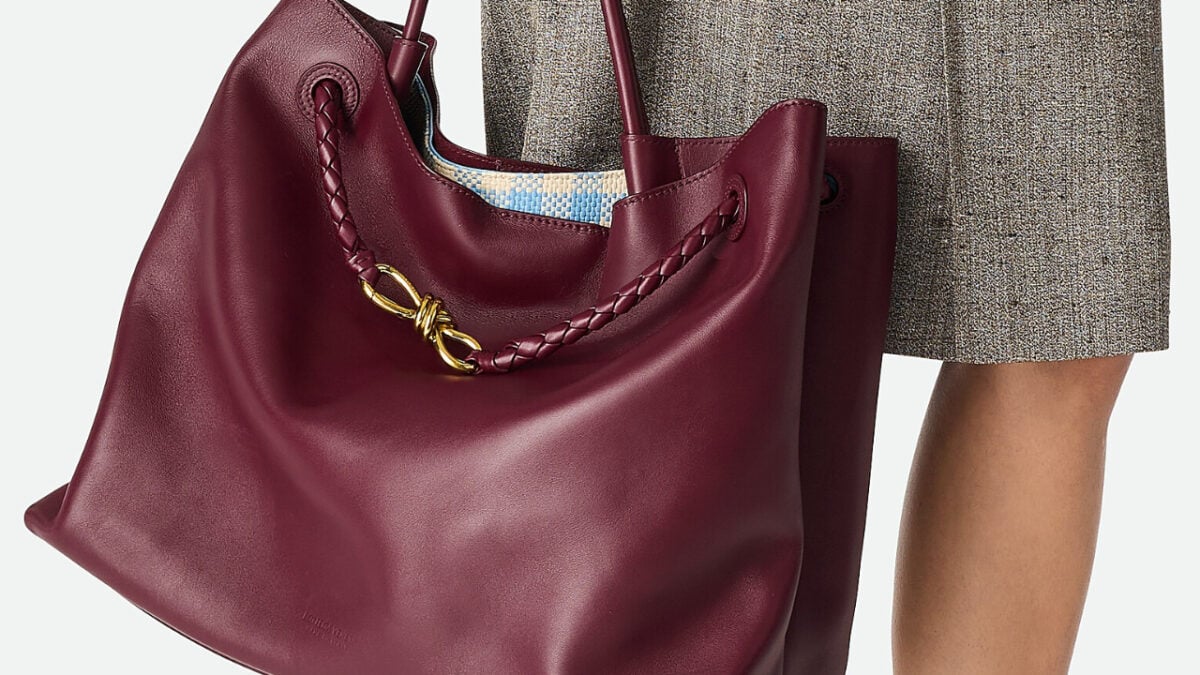 Le maxi borse bordeaux sono il feticcio comfy glam del momento Le maxi borse bordeaux sono il feticcio comfy glam del momento