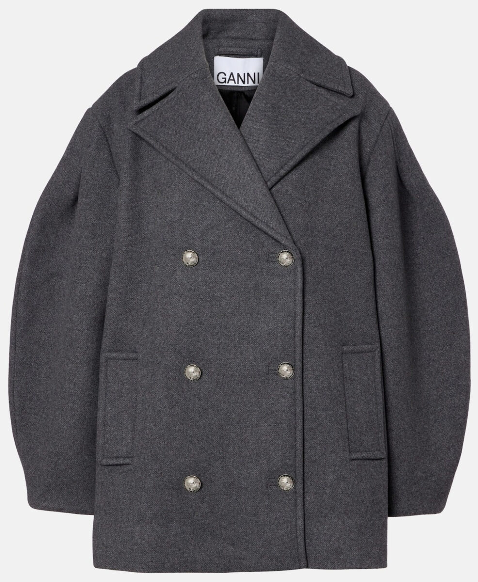 Il caban, elegante e chic, si conferma il cappotto protagonista dell’inverno 2025