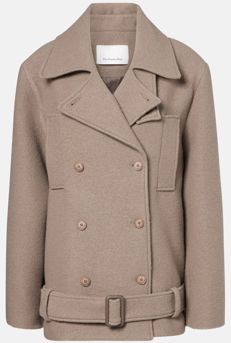 Il caban, elegante e chic, si conferma il cappotto protagonista dell’inverno 2025