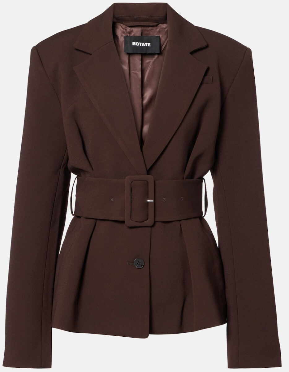 Eleganti e chic, i blazer marroni sono il pezzo forte dell’Inverno 2025