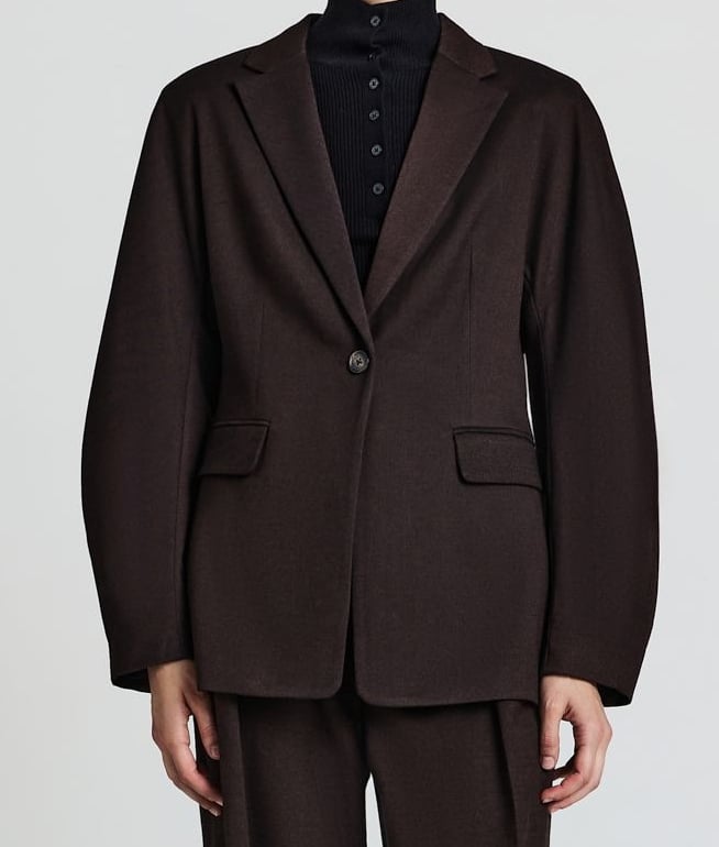 Eleganti e chic, i blazer marroni sono il pezzo forte dell’Inverno 2025