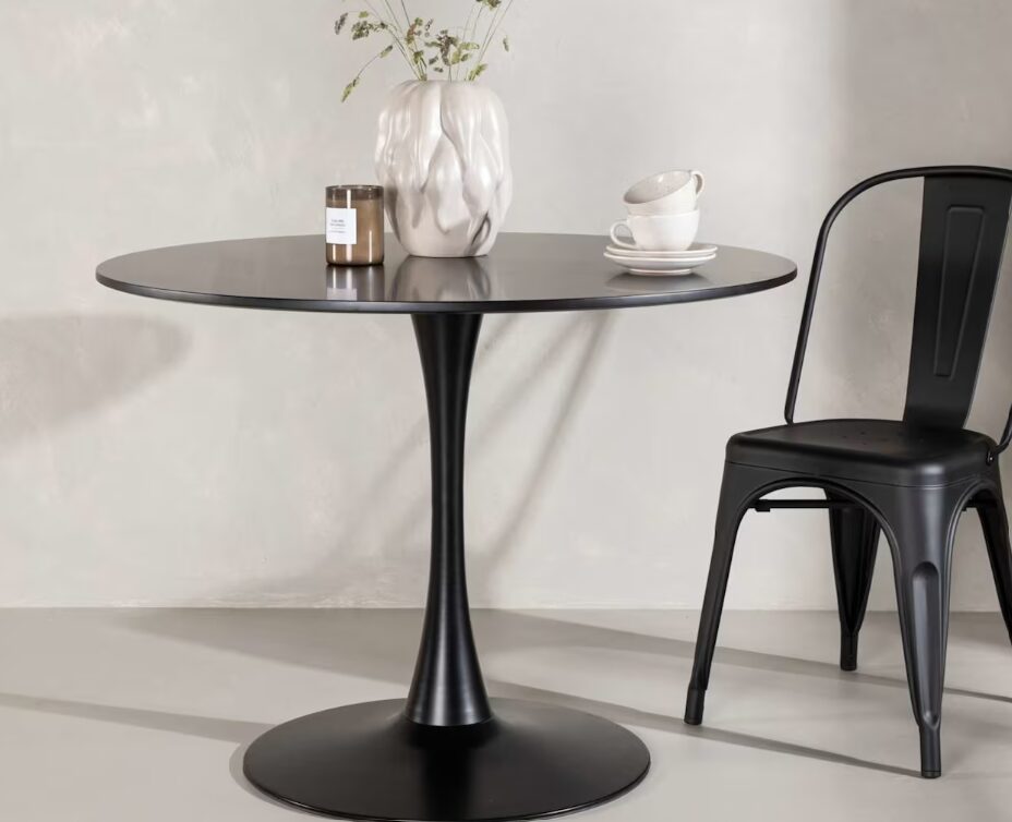 Un tavolo deluxe ispirato al celebre Tulip di Eero Saarinen in sconto su H&M Home