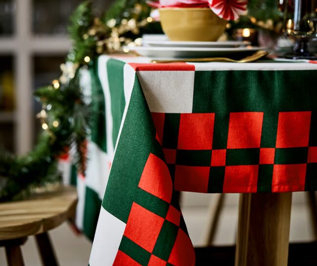 IKEA veste il Natale 2025: design, calore e tradizione in chiave contemporanea