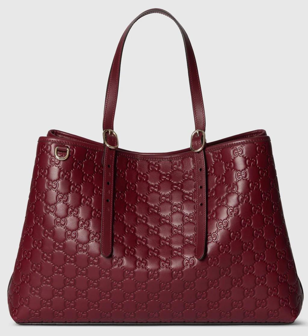 Le maxi borse bordeaux sono il feticcio comfy glam del momento Le maxi borse bordeaux sono il feticcio comfy glam del momento