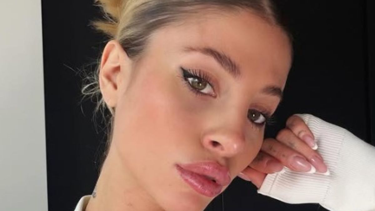 Chiara Nasti, la sua borsa must per quest’autunno è firmata Miu Miu: ma quanto costa!