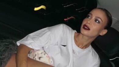 Diletta Leotta, ad Halloween con un ‘travestimento’ da vera diva glamour, con borsa e stivali con gattini!