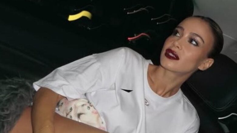 Diletta Leotta, ad Halloween con un ‘travestimento’ da vera diva glamour, con borsa e stivali con gattini!