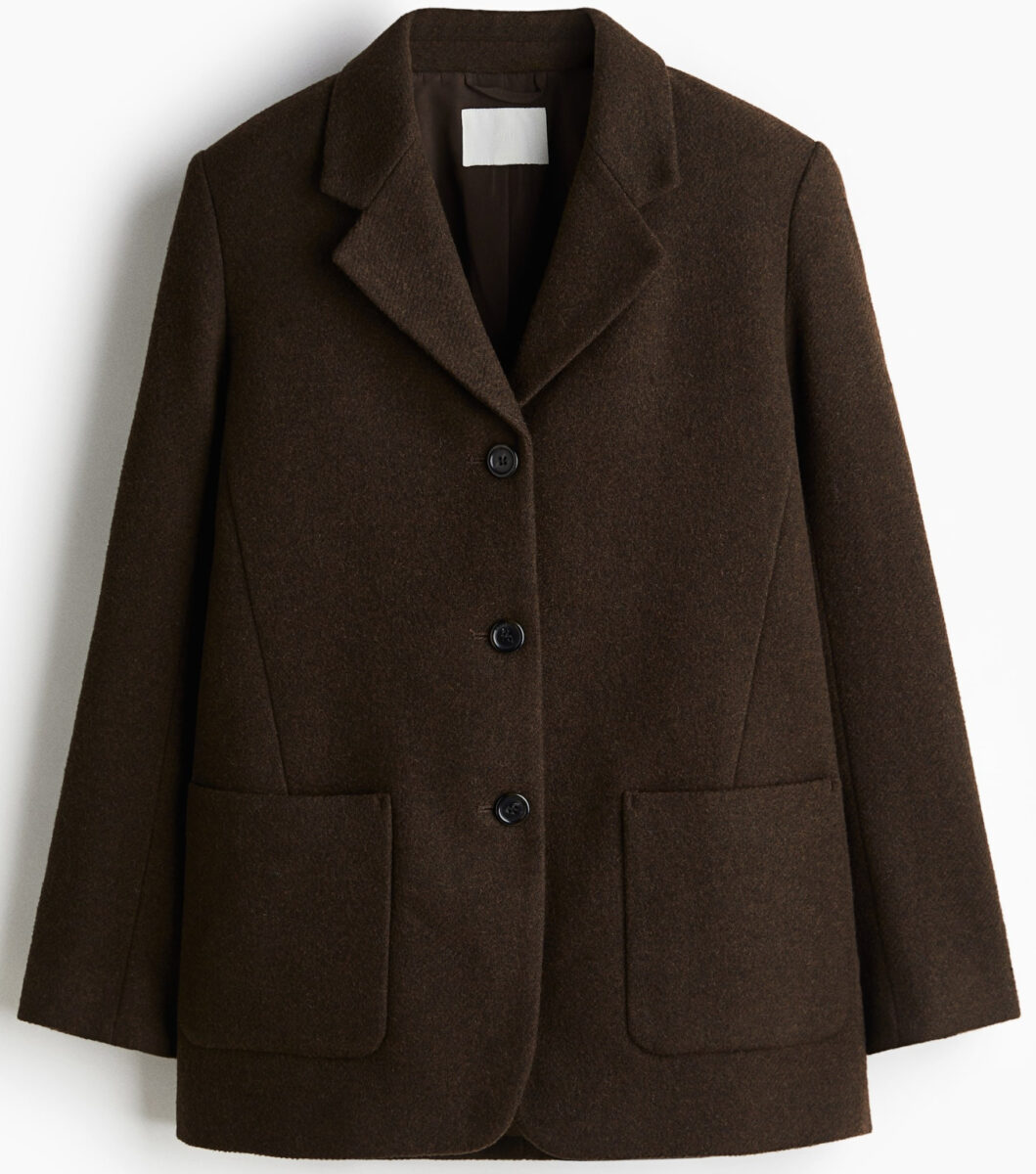 Eleganti e chic, i blazer marroni sono il pezzo forte dell’Inverno 2025