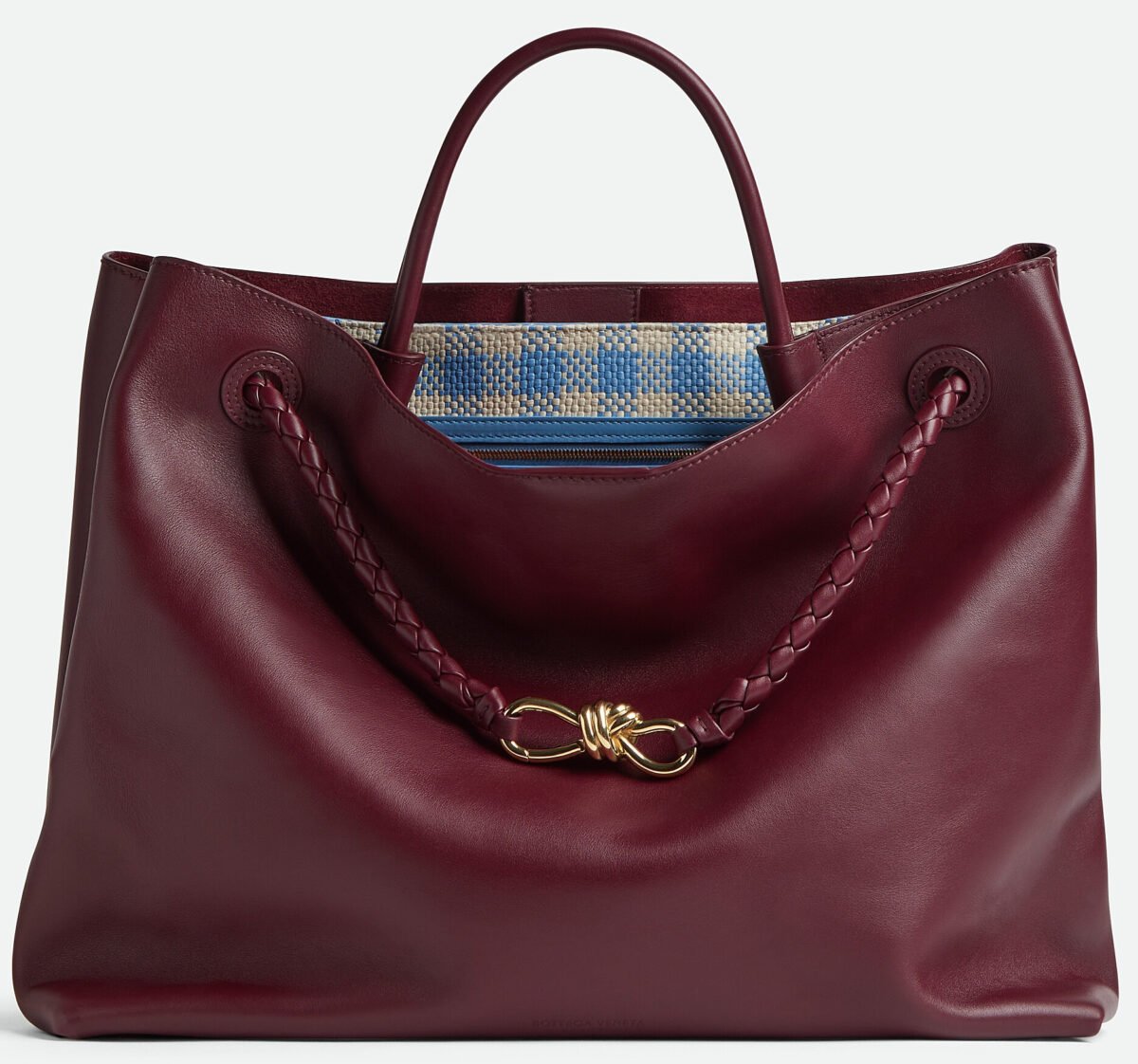 Le maxi borse bordeaux sono il feticcio comfy glam del momento Le maxi borse bordeaux sono il feticcio comfy glam del momento